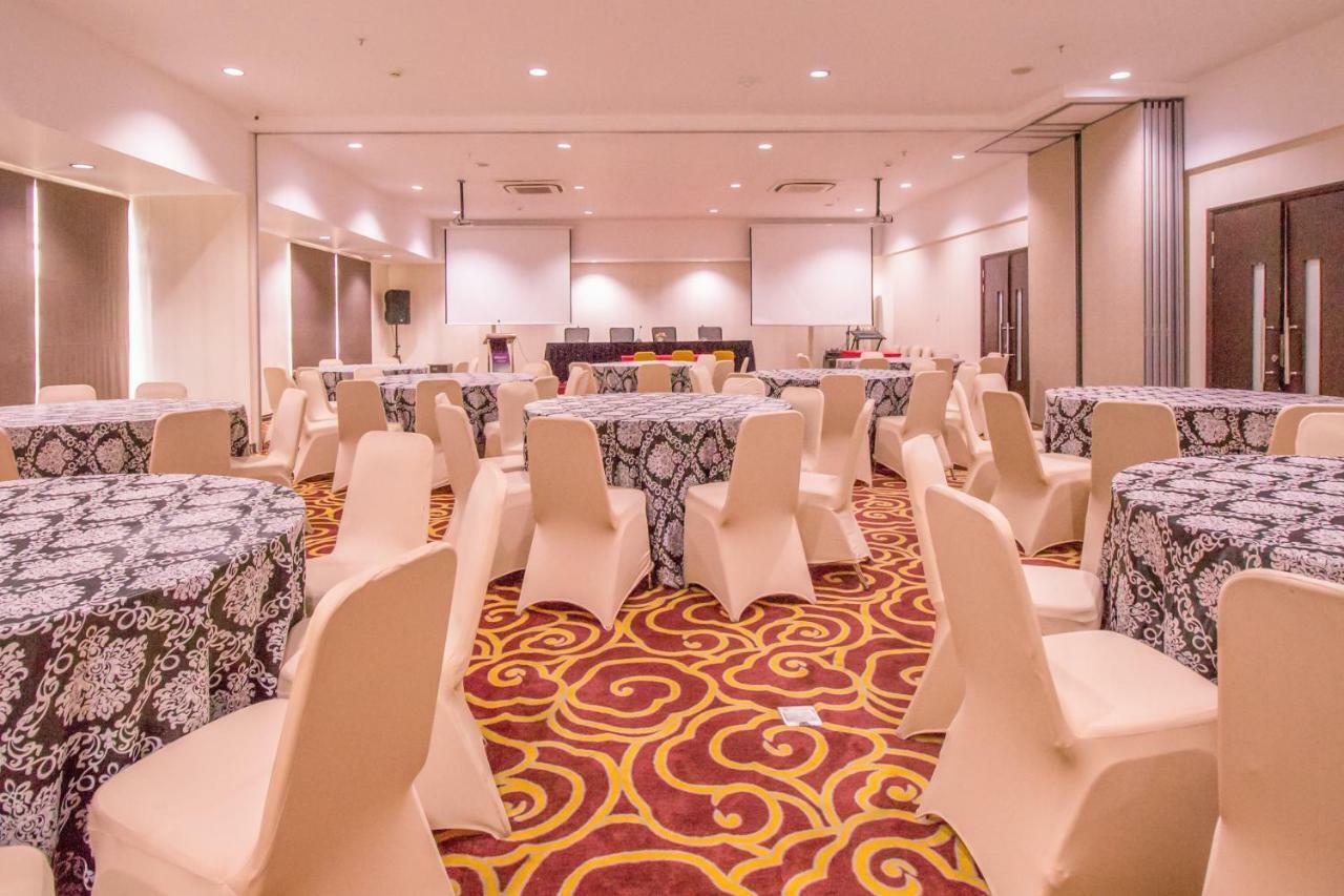 Mercure Pontianak City Center Экстерьер фото