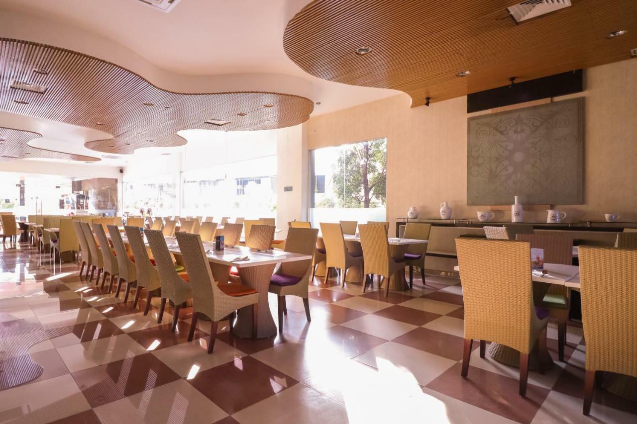 Mercure Pontianak City Center Экстерьер фото